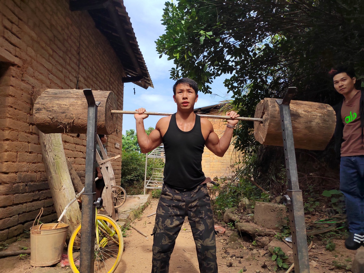 举26公斤重沙发做仰卧起坐！广西小伙“硬核”健身走红网络威廉希尔WilliamHill(图2)