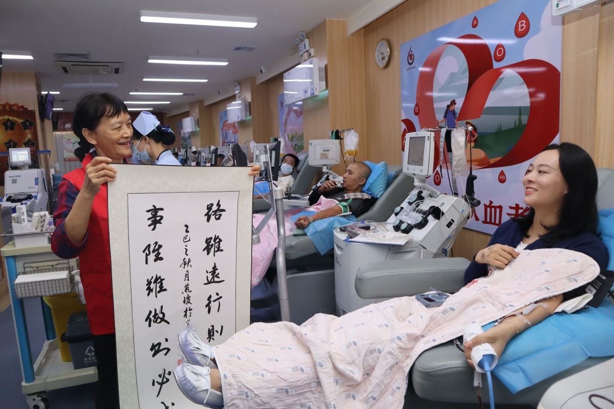 重阳节，南宁这群老人送出礼物，让献血者感动不已