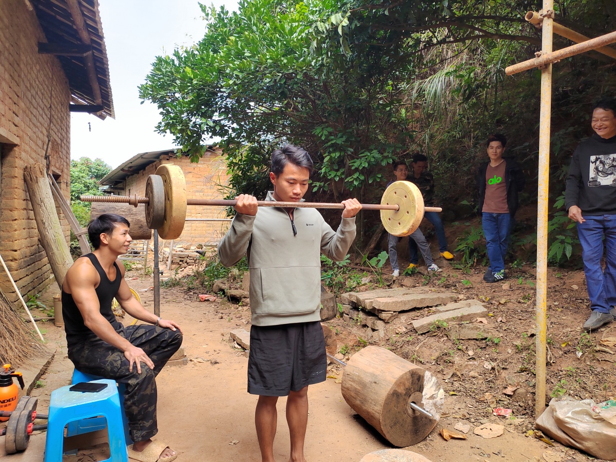 举26公斤重沙发做仰卧起坐！广西小伙“硬核”健身走红网络威廉希尔WilliamHill(图5)