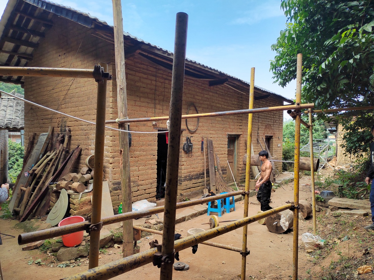 举26公斤重沙发做仰卧起坐！广西小伙“硬核”健身走红网络威廉希尔WilliamHill(图4)