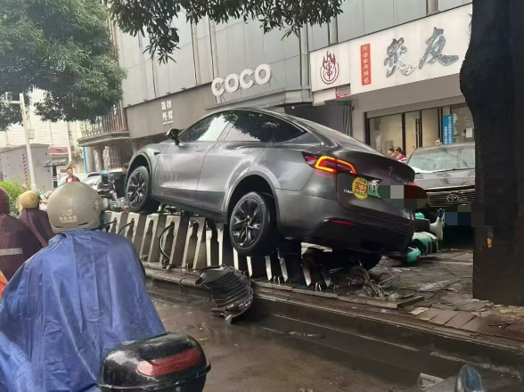 南宁一小车突然失控，“骑”上公共自行车桩！女司机被吓哭