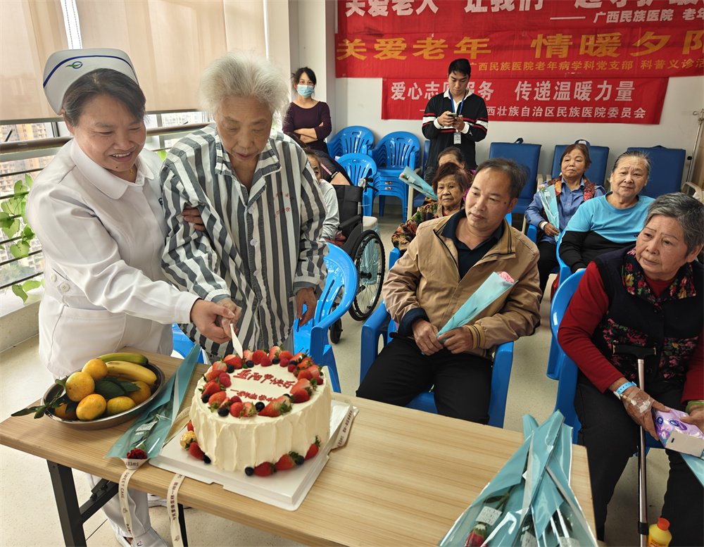 重阳秋色暖，敬老情意浓——老年病学科联合团委、义工社开展重阳节敬老劲爆体育