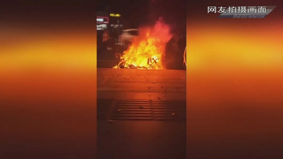 外賣小哥徒手挪“火車” 平凡舉動傳遞社會正能量