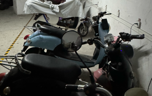 电驴充电4小时，服务费是电费的数倍？南宁一小区业主质疑不合理