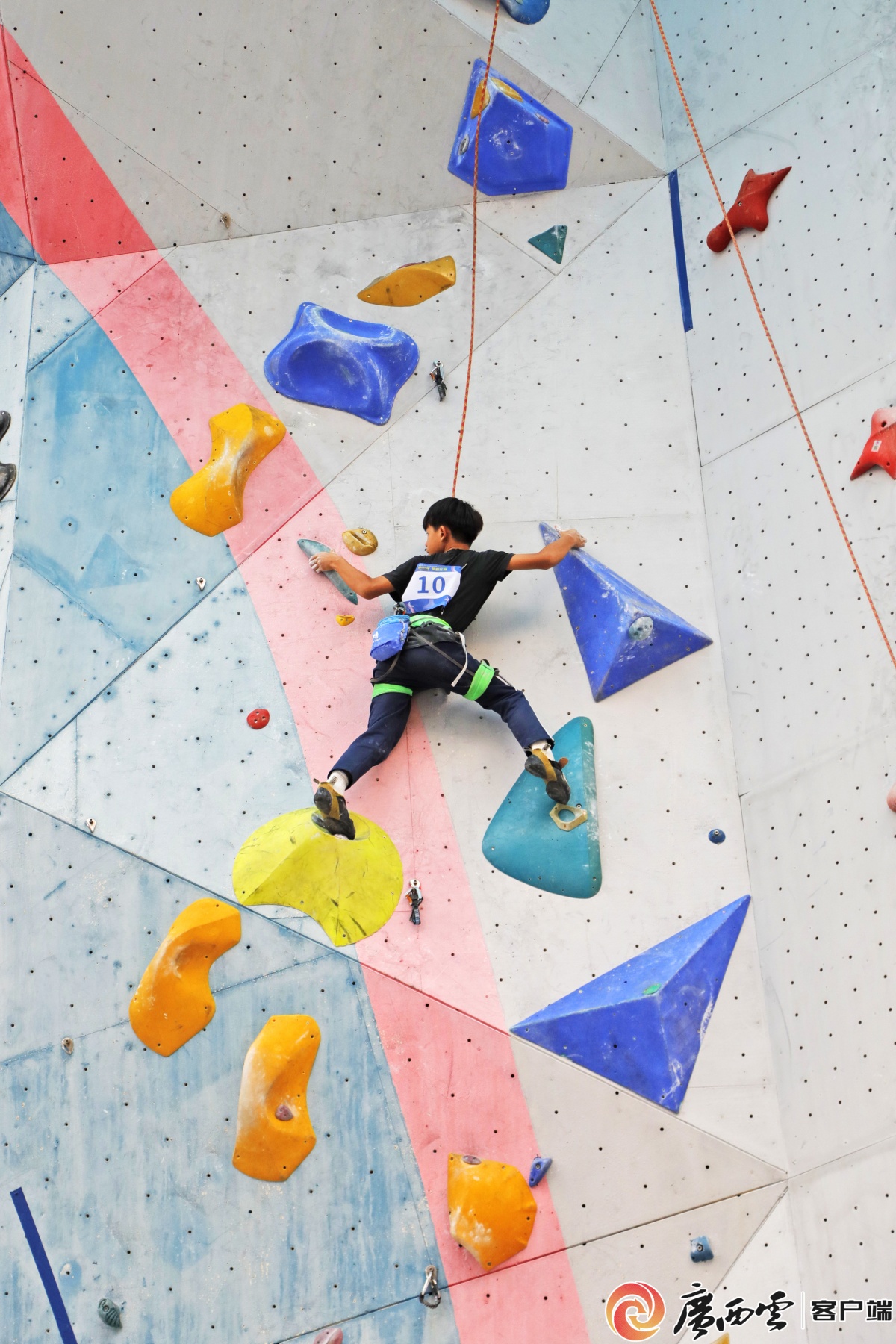 “岩壁芭蕾”燃爆攀岩小镇！南宁少年演绎别样“速度与激情”(图4)