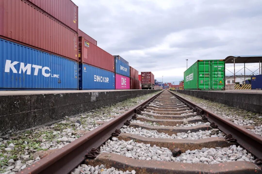 开云网站:实现“家门口”通关出境!贵港首个铁路运输类海关监管作业场所启用(图3)