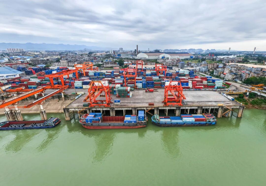 开云网站:实现“家门口”通关出境!贵港首个铁路运输类海关监管作业场所启用(图1)