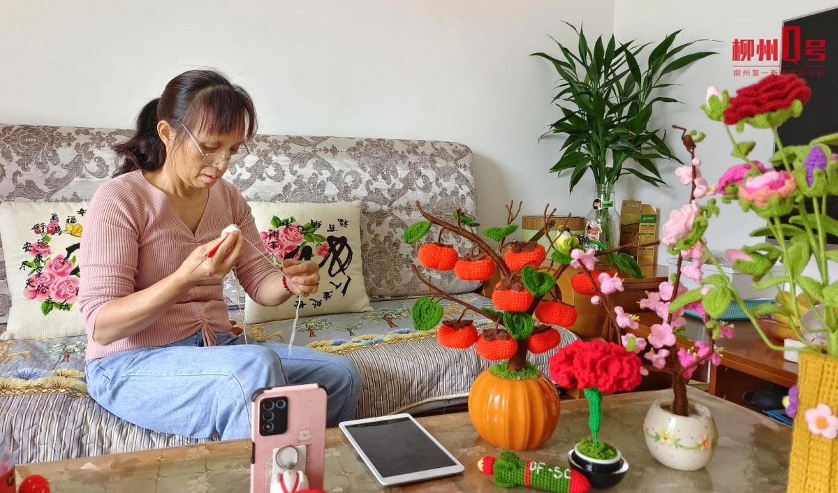 新花样！柳州59岁“毛线阿姨”巧用毛线和废旧物品织盆景(图2)