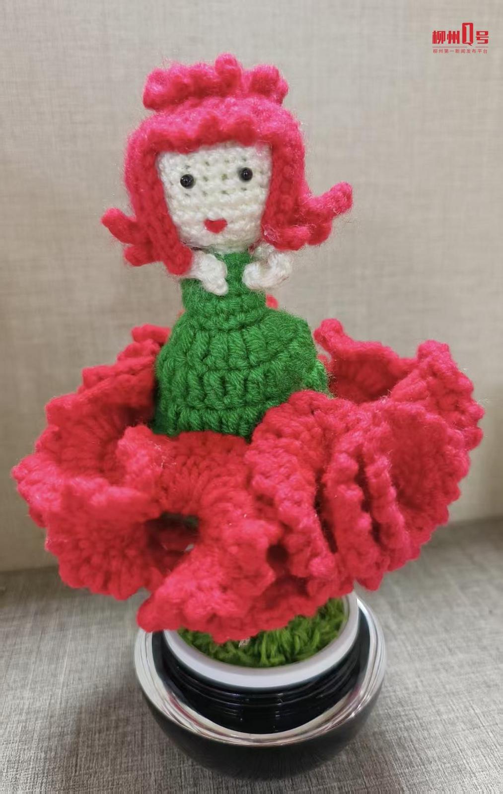 新花样！柳州59岁“毛线阿姨”巧用毛线和废旧物品织盆景(图1)