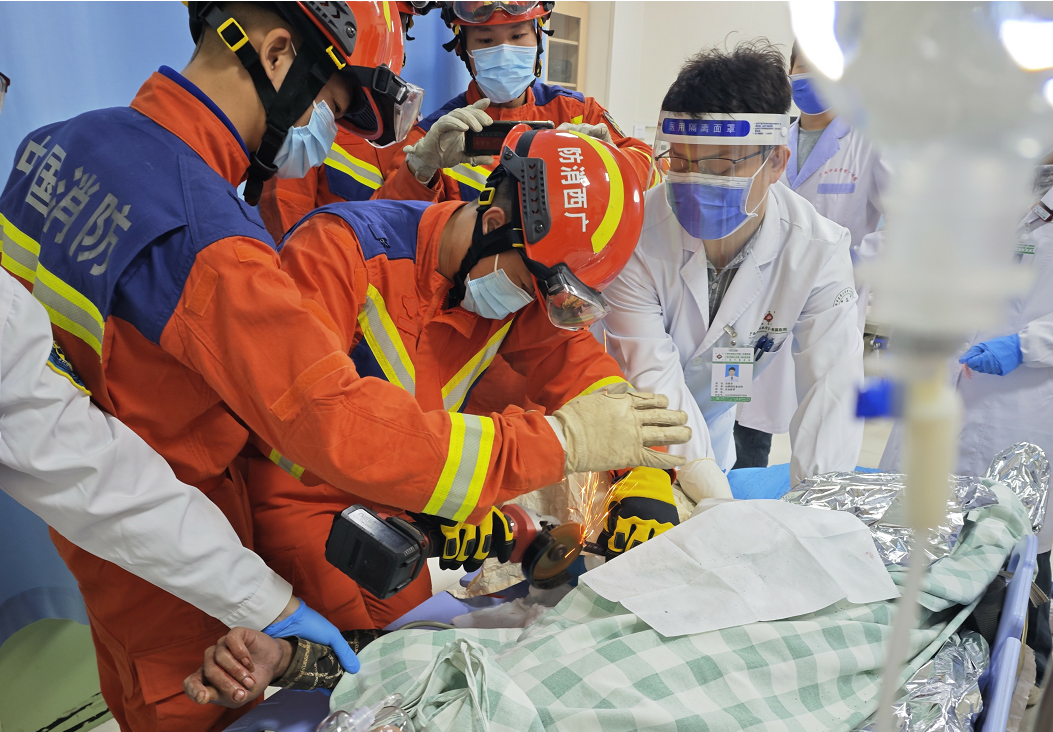 看着都痛！南宁一男子被钢筋刺穿大腿，消防、医疗合力救援