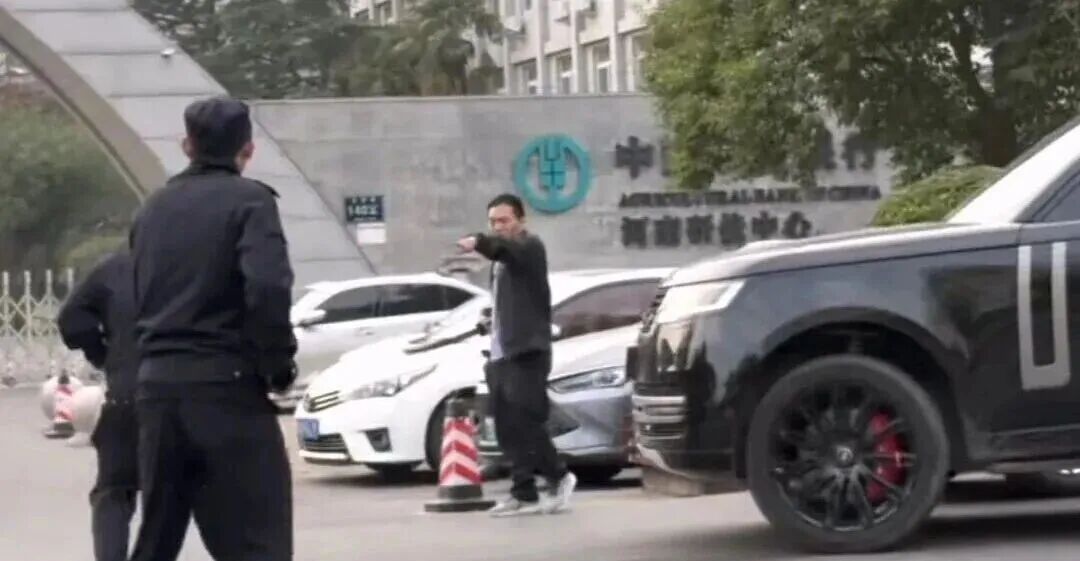 男子持刀与警察对峙，路虎司机一脚油门撞翻持刀者