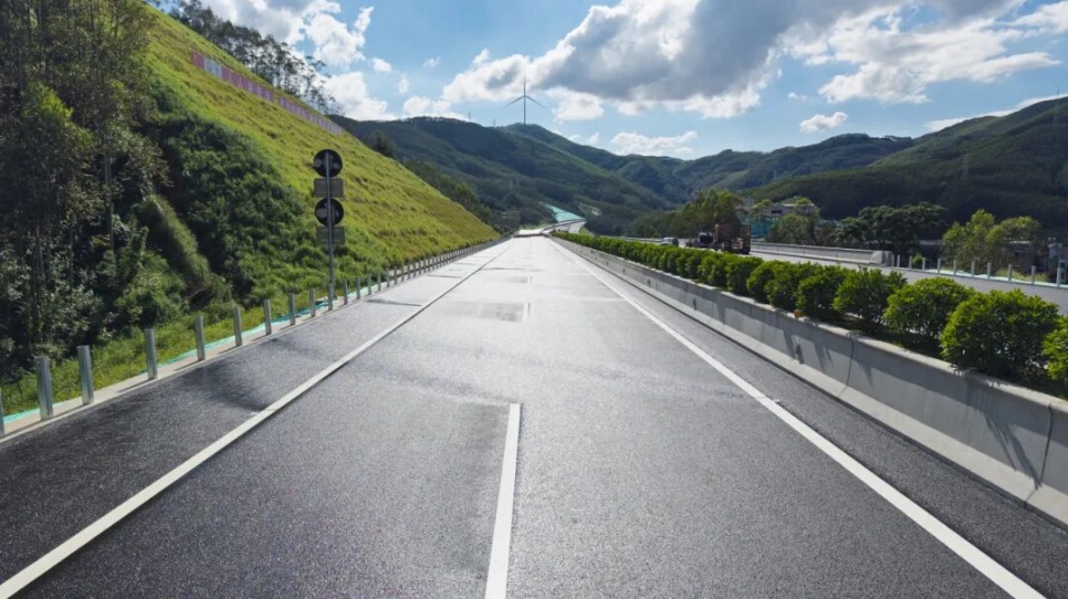 预计年底通车!百色巴马机场高速公路主线沥青已铺完