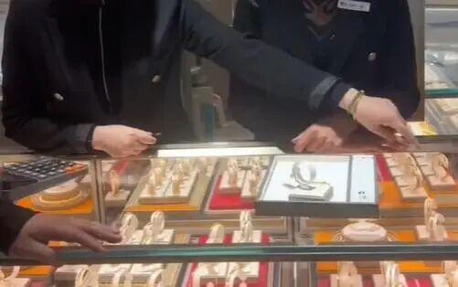 小孩试戴金镯子10秒被要求赔偿1000元，中国黄金回应