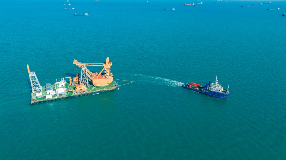 世界最大抓斗挖泥船“金廣”投用 加快防城港港30萬噸級進港航道擴建工程建設(shè)