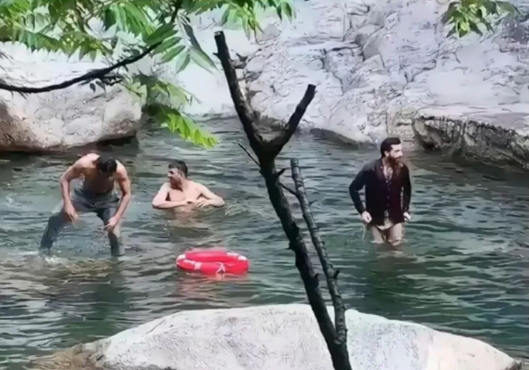 3名外国人在庐山“脱衣洗澡”，景区发布通报