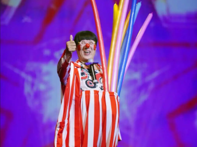 知名演员表演时突然倒地，经全力抢救无效去世