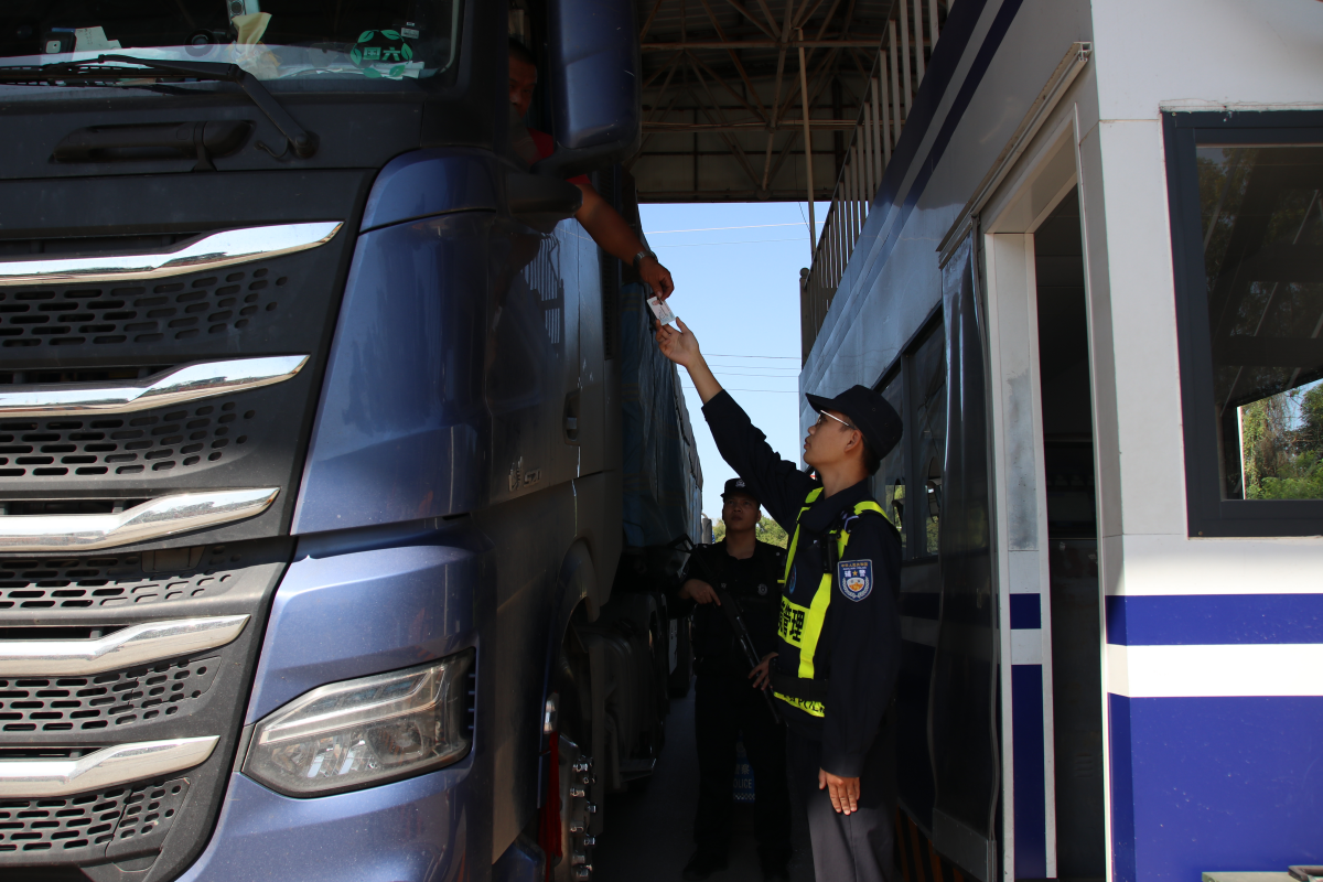 开云网站：广西边检总站寨安边境检查站推行精准查验模式实现百万吨东盟货物秒通关