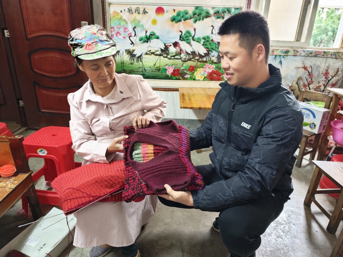 一针一线将暖意织进针脚！贺州七旬残疾老人3年织近40件毛衣捐出