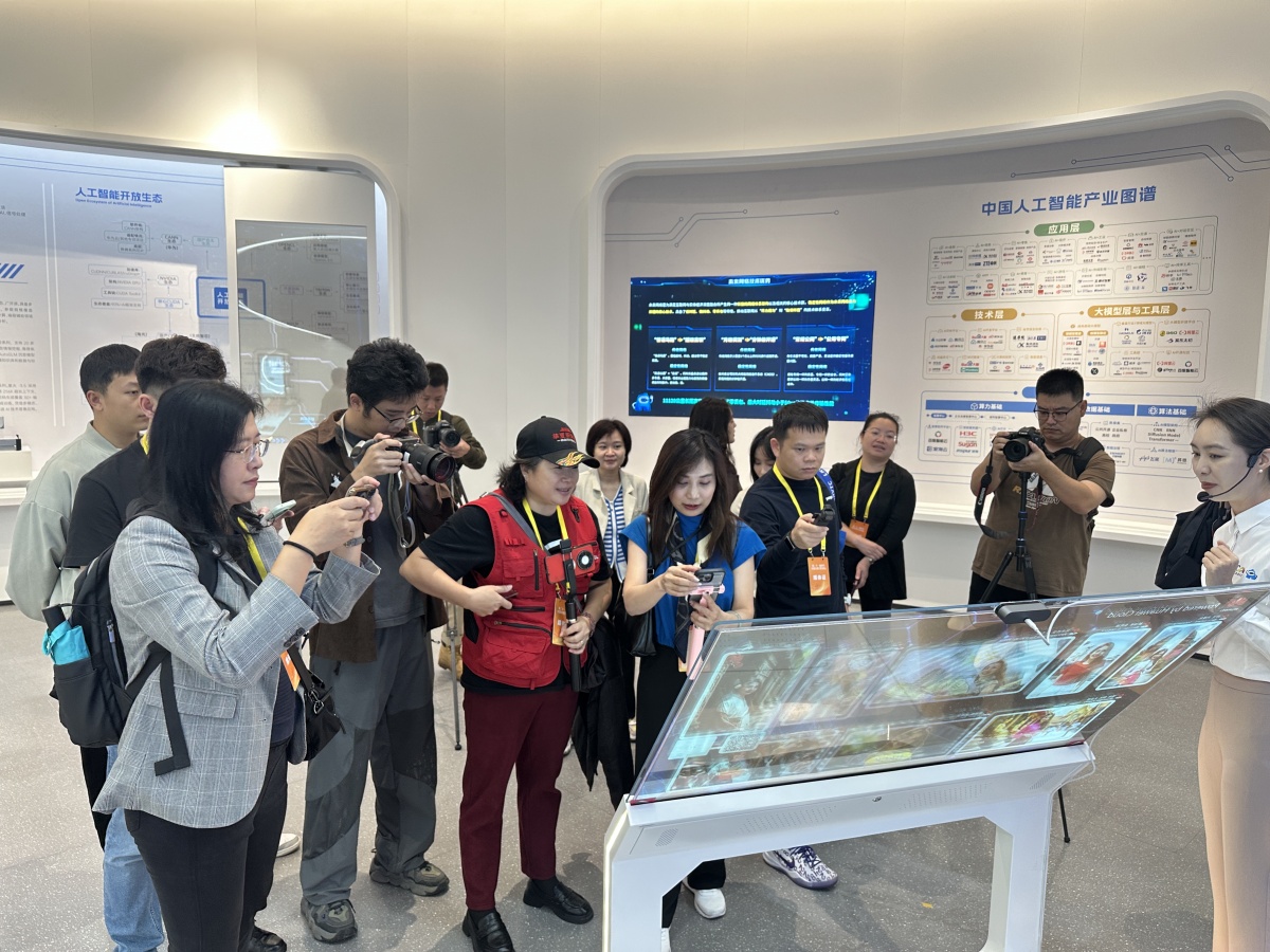 跨越海峡的“AI握手”——第二十一届桂台经贸文化合作论坛侧记九游app(图3)