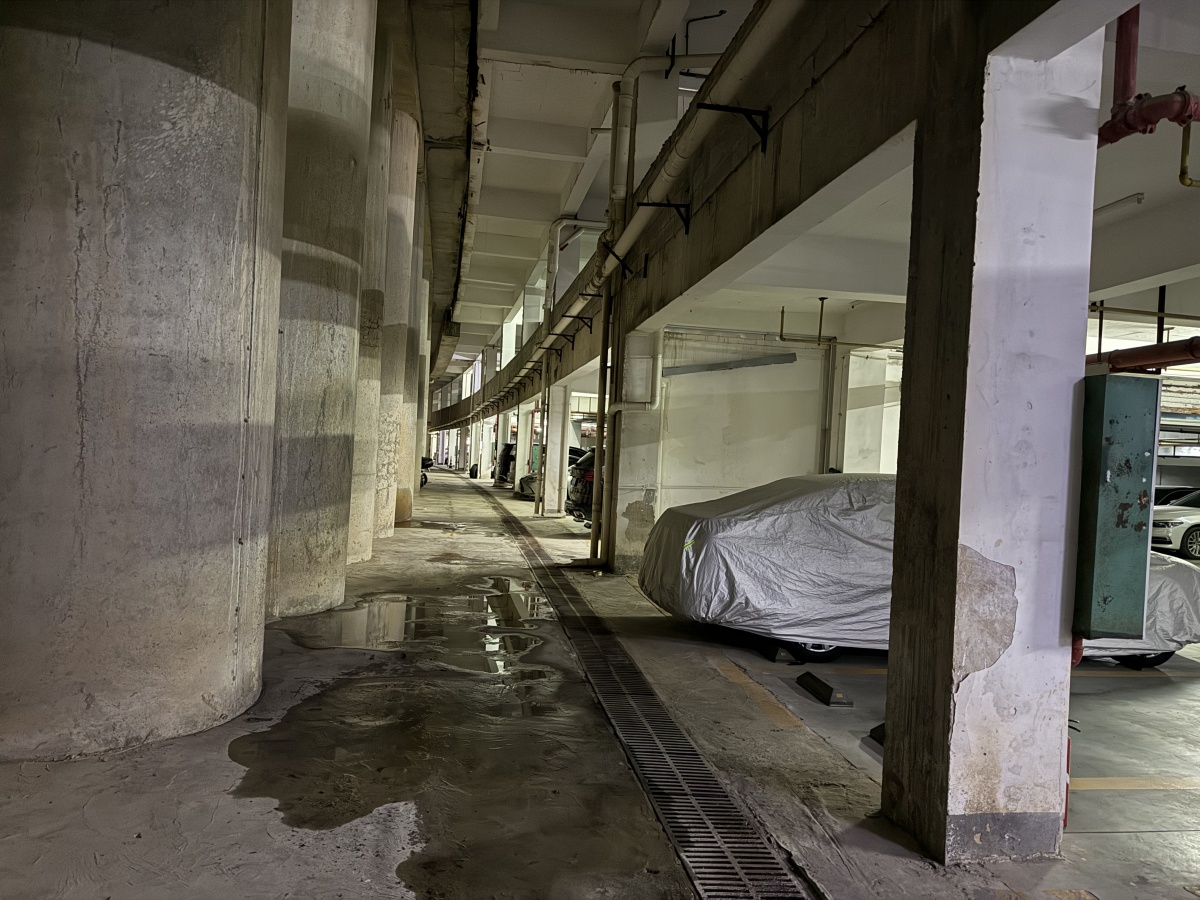 南宁一地下车库渗水多年，业主称物管“治标不治本”