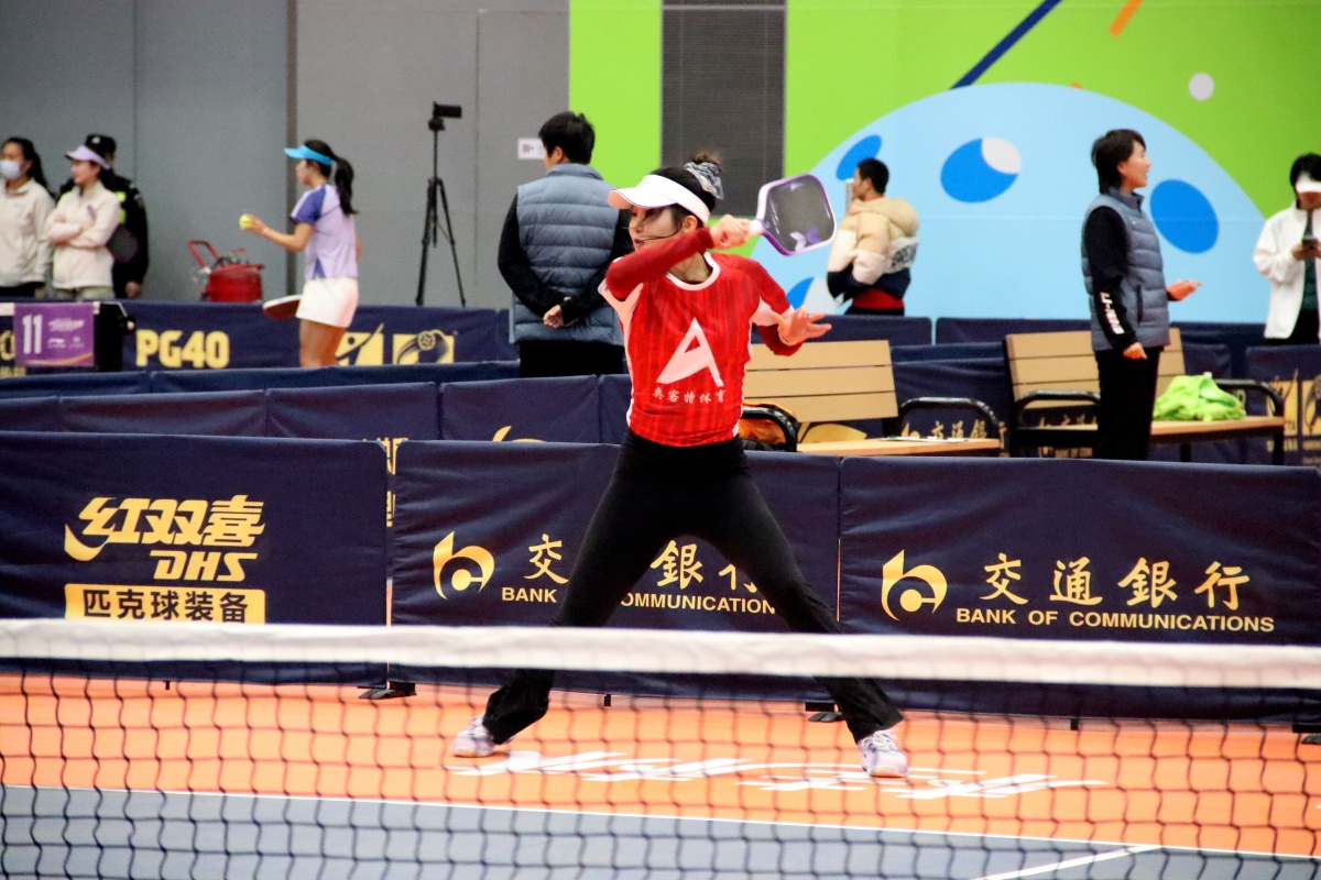 开赛！奥运冠军李宁、李小鹏现场挥拍击球