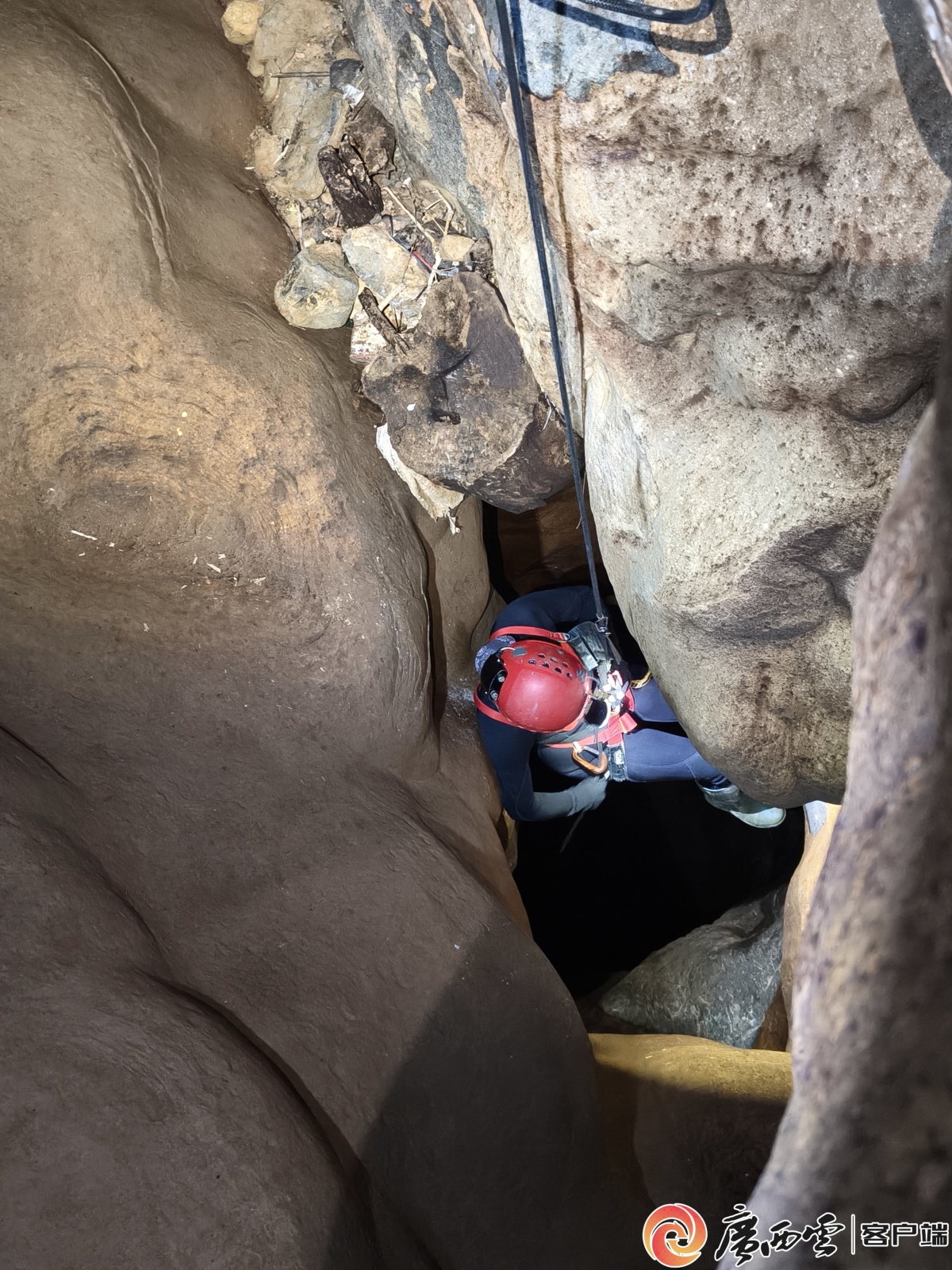 铜板屯探险丨洞穴深处的梦幻：“水蓝得像九寨沟，盲鱼跟着我伴游！”