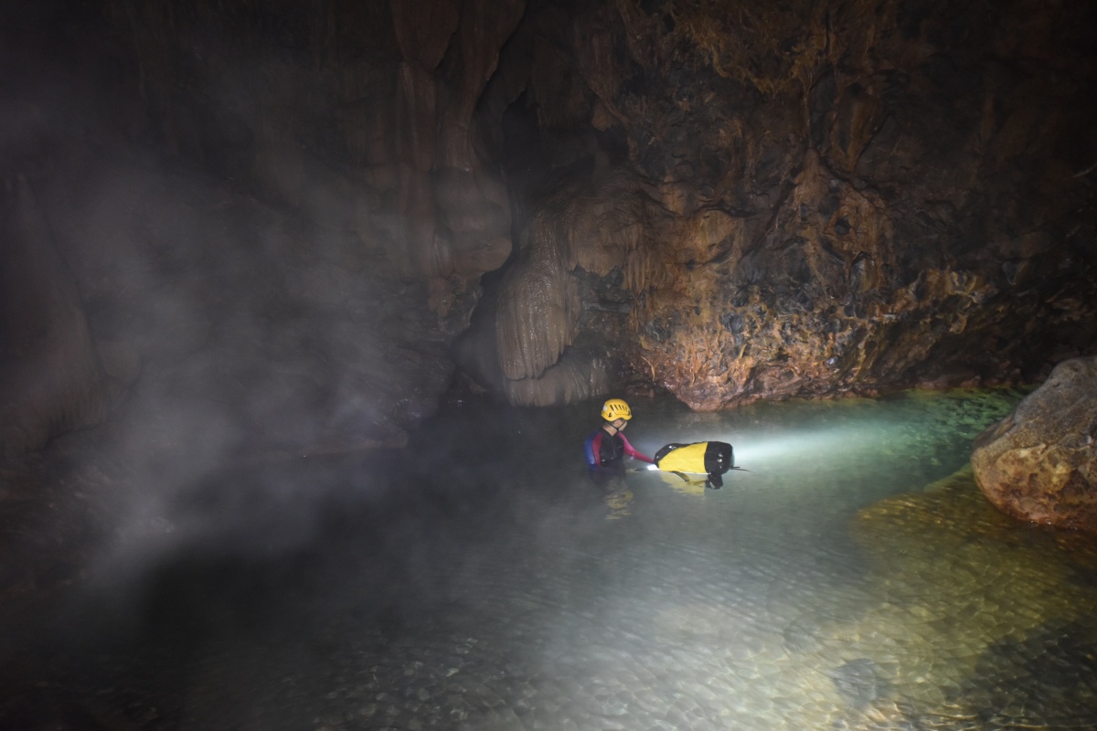 铜板屯探险丨洞穴深处的梦幻:“水蓝得像九寨沟,盲鱼跟着我伴游!”