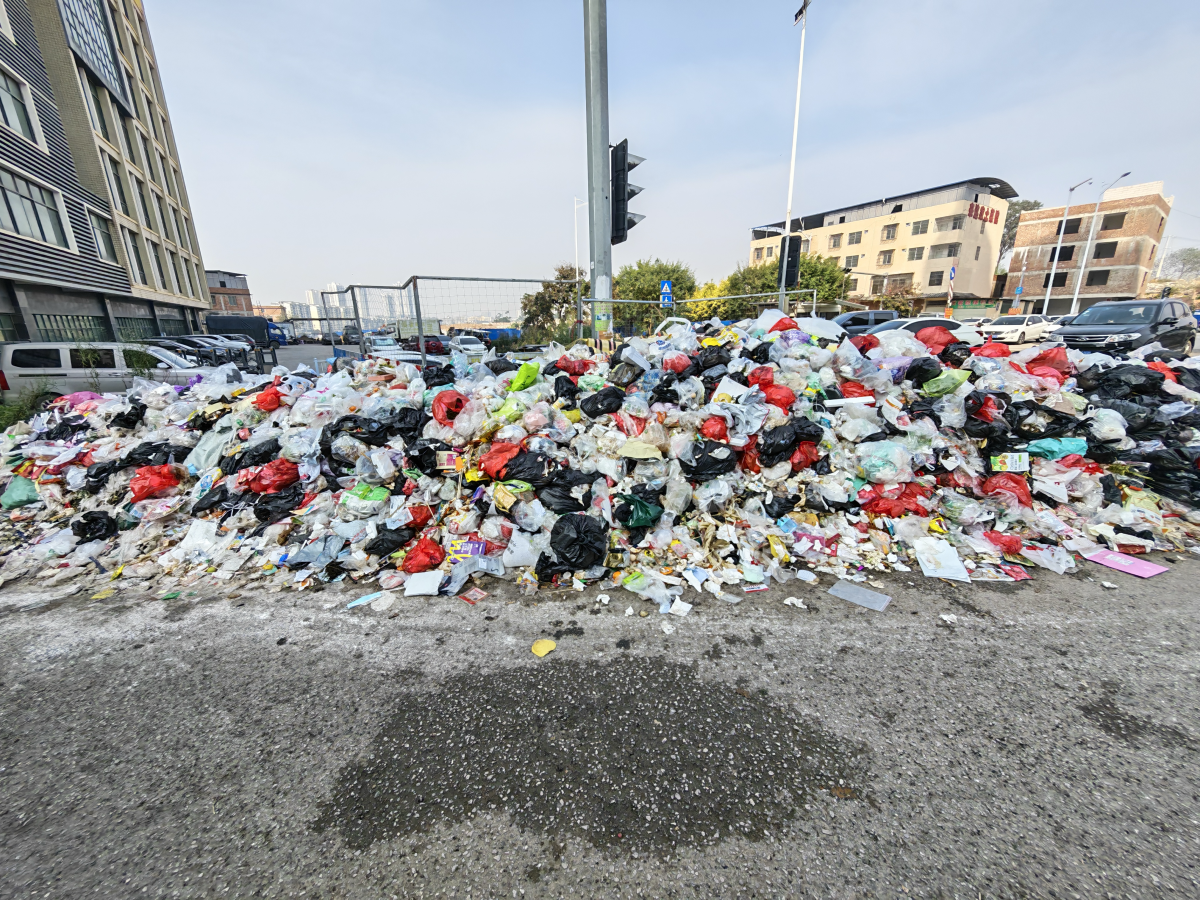 垃圾桶因故被撤走，居民在路口乱丢垃圾！部门：已积极协调选新址