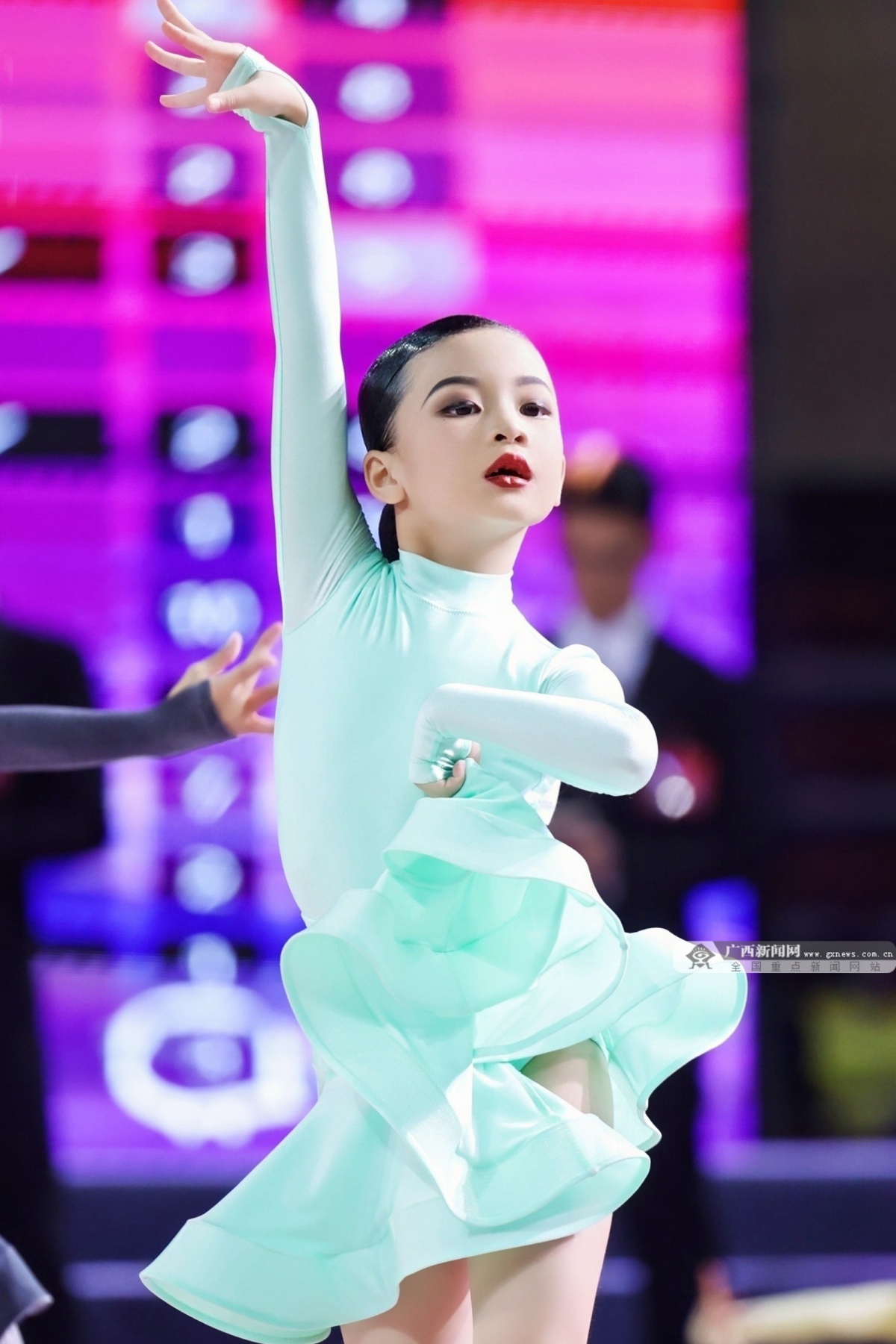 超千人齐聚广西体育舞蹈锦标赛在三娘湾畔“开派对”(图2)