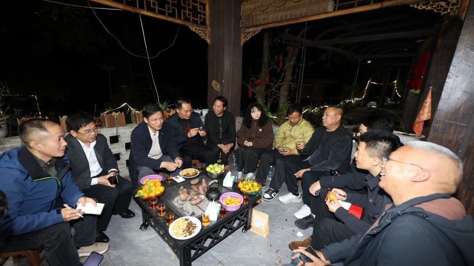 我在現場丨圍爐夜話龍塘寨