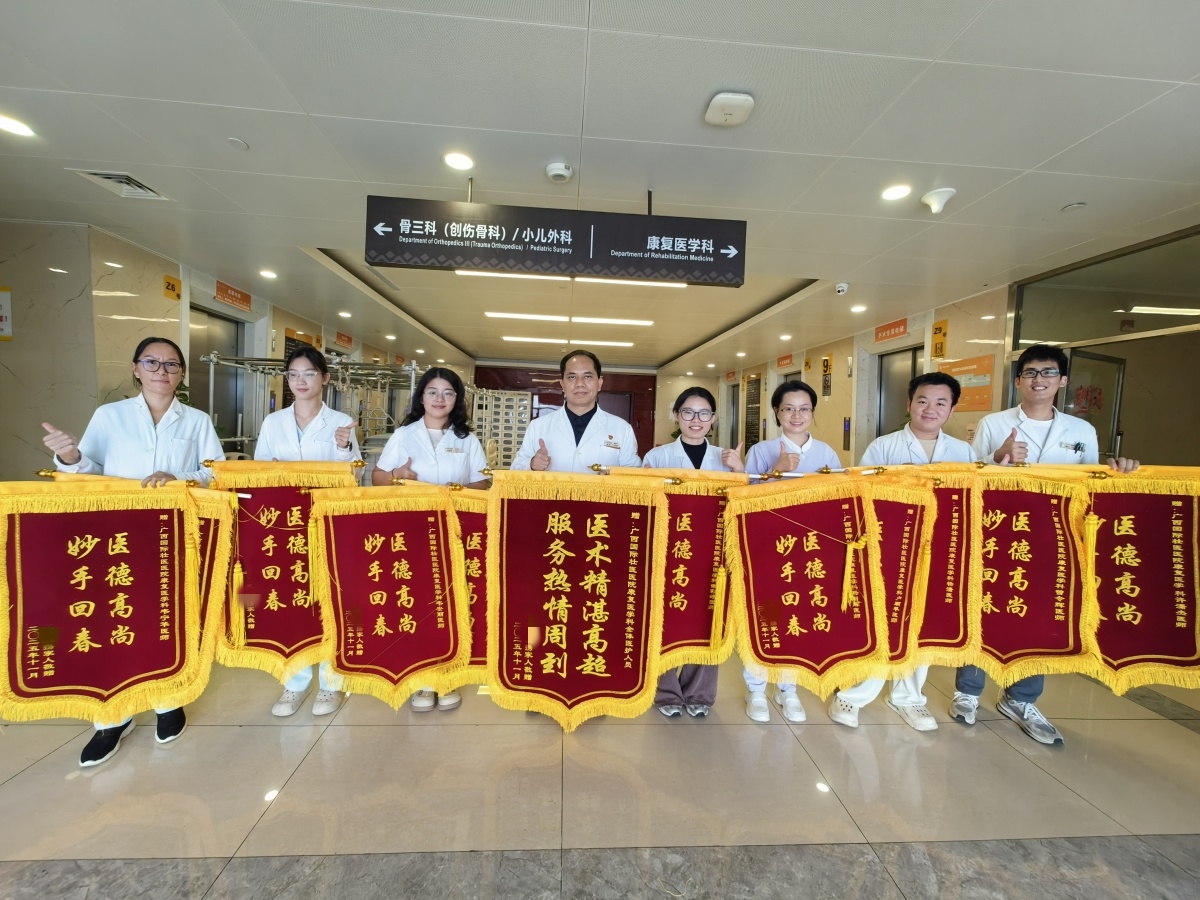 南宁一六旬老人出院前送12面锦旗！路过患者：比明星走红毯还壮观