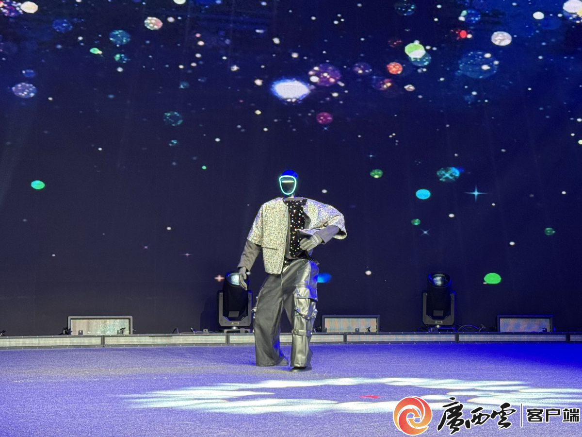 年初春晚转手绢年末广西跳街舞人形机器人进步神速！(图2)