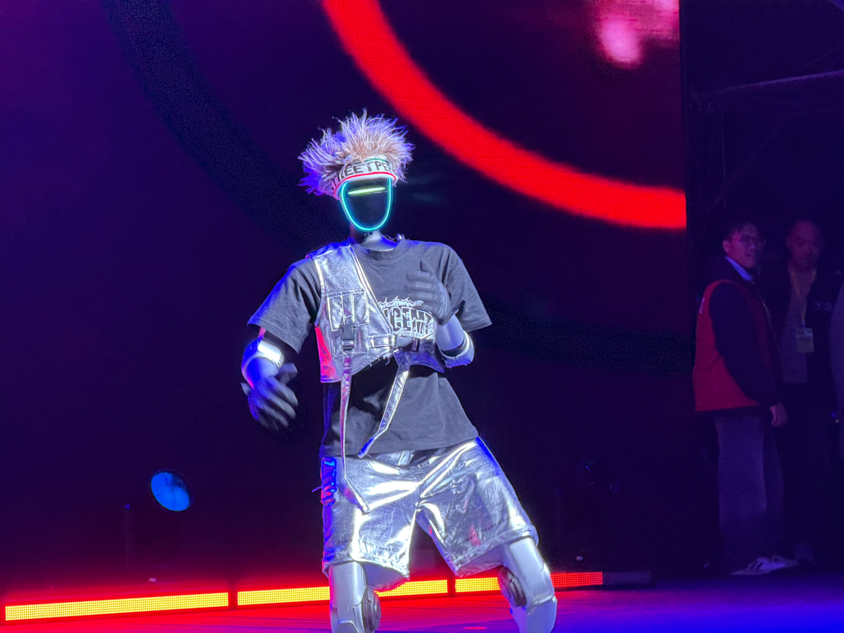 年初春晚转手绢年末广西跳街舞人形机器人进步神速！(图1)