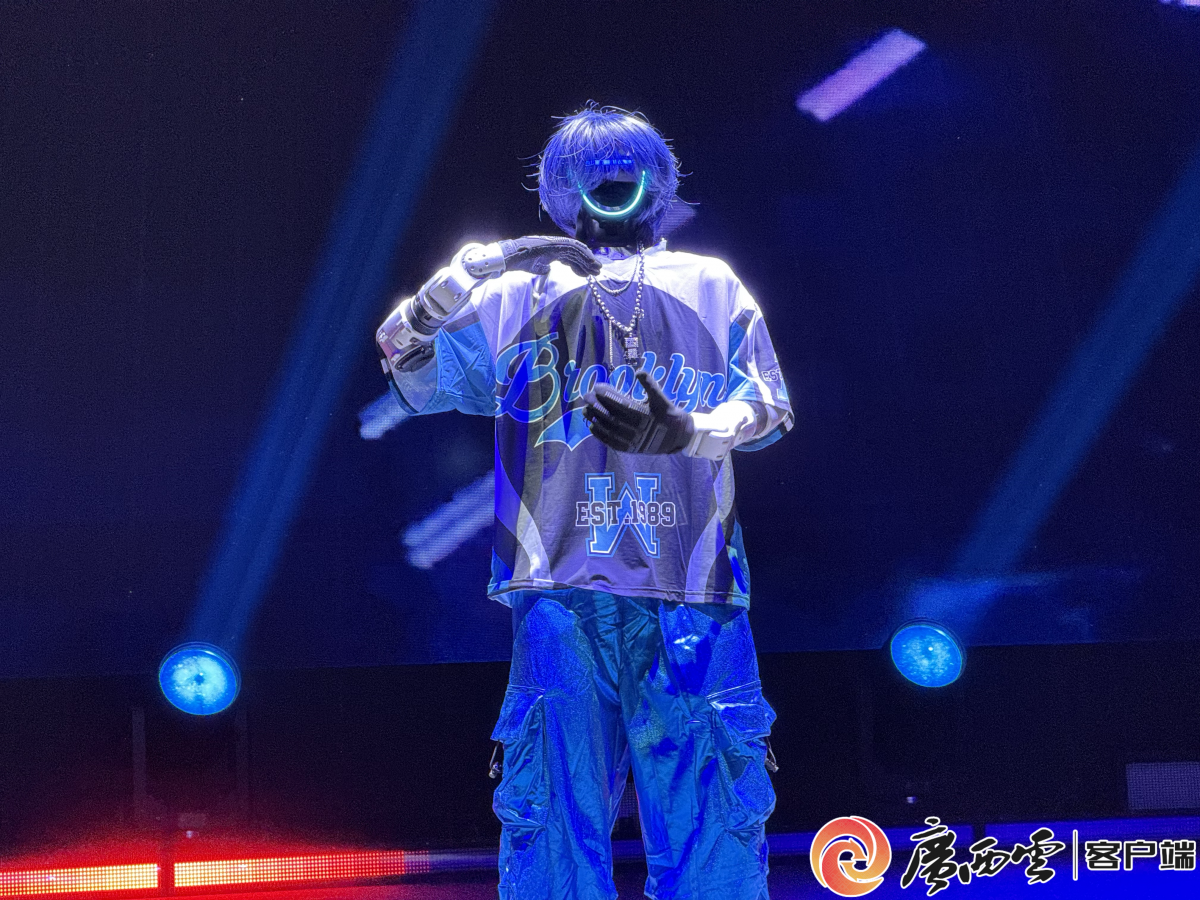 年初春晚转手绢年末广西跳街舞人形机器人进步神速！(图6)