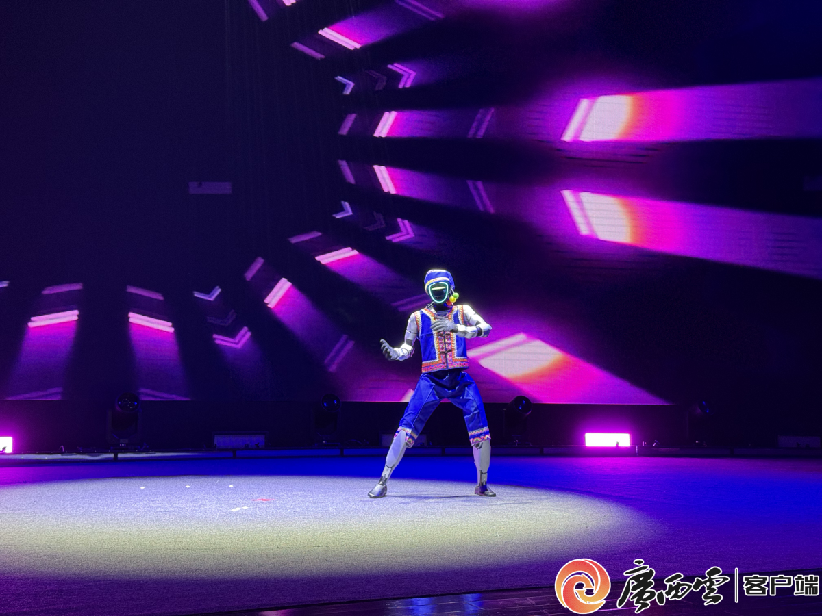 年初春晚转手绢年末广西跳街舞人形机器人进步神速！(图3)