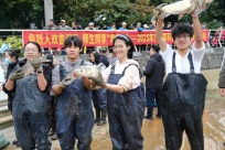 ȫУʦ����ѹ������磡����һ��У������8000����