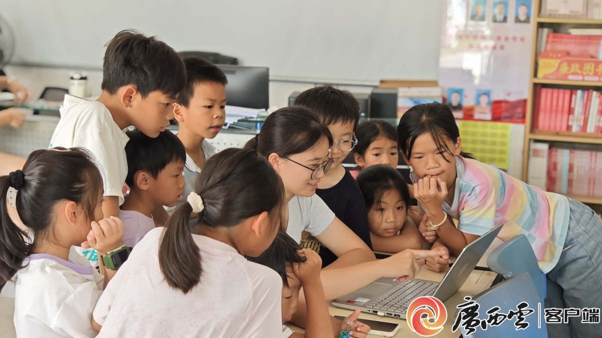 妇女用AI设计十字绣孩子开发小游戏……AI让河池小村生活变“智慧”