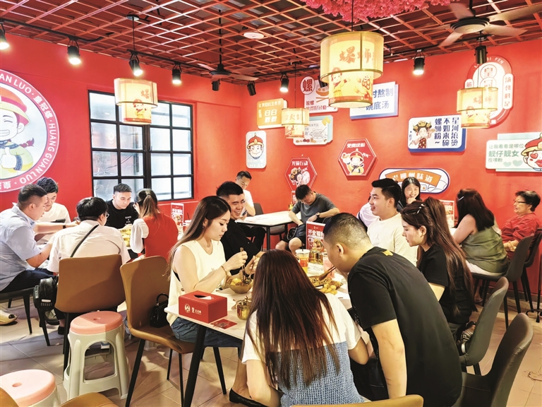 两颗“螺”的结缘！这位从业者有个梦想：在海外开100家柳州螺蛳粉店！(图1)