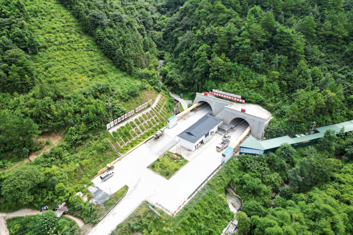 �ܳ�1.1���ף���������ɽ���ٹ�·�����˫����ͨ