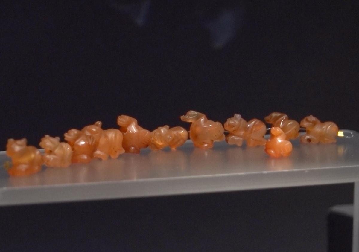 “萌态可掬”汉代狮形玛瑙饰见证海上丝路贸易壮阔图景(图2)