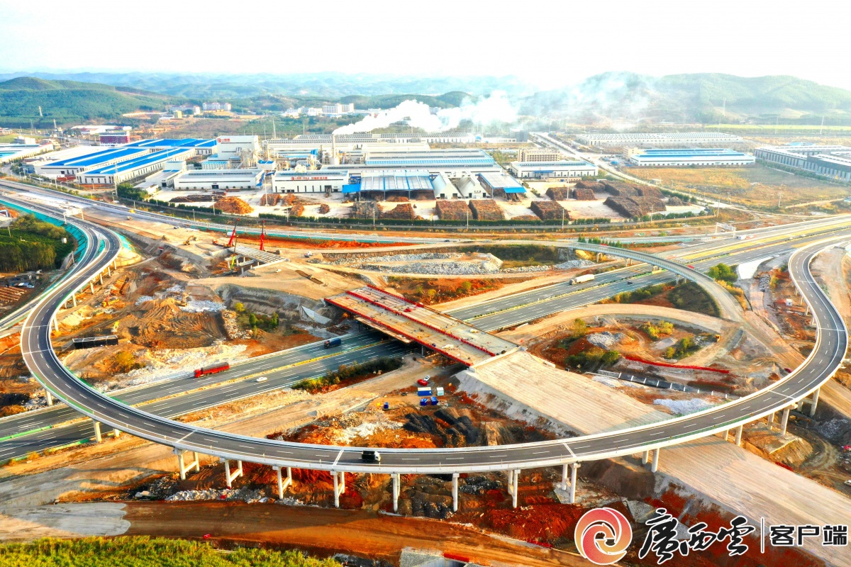 罗鹿高速项目主线唯一钢箱梁桥圆满架通(图1)