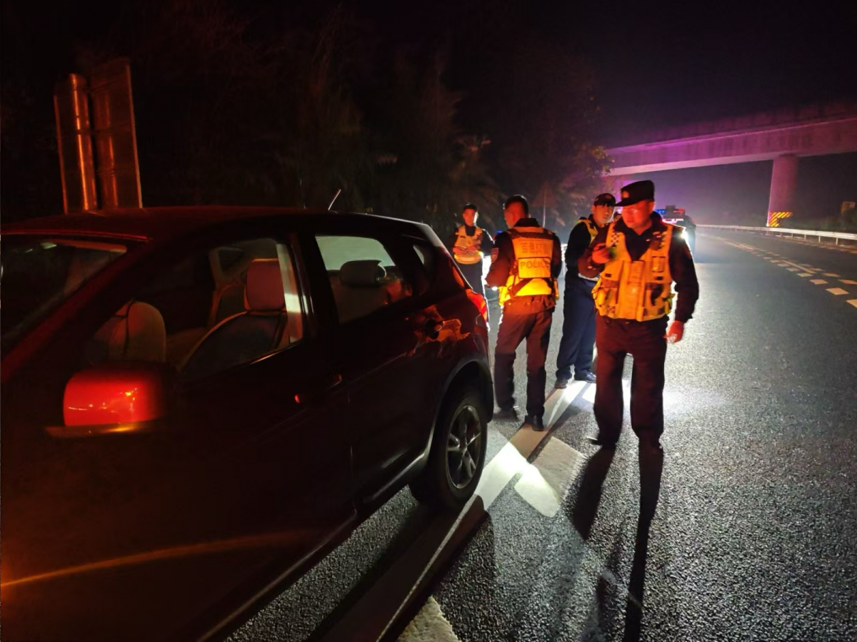 刹车失灵，男子驾车在高速上狂飙400多公里！南宁、百色交警深夜护送