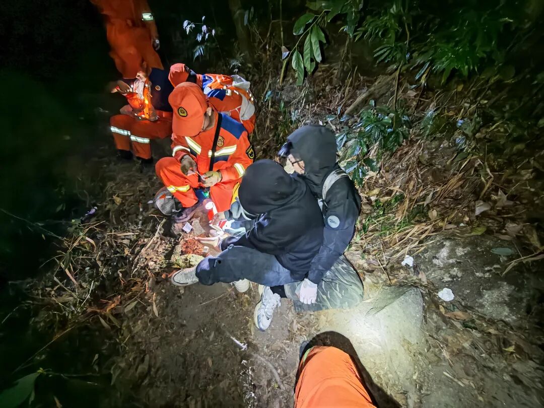 两名女子跟随驴友群8人徒步登山，因体力不支被弃荒野