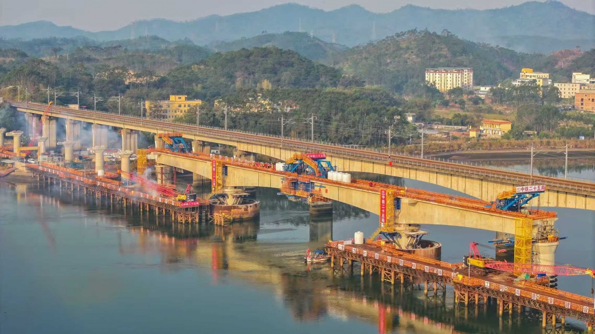 预计今年建成通车！南防铁路钦防二线茅岭江特大桥连续梁顺利合龙