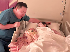 44岁演员阎鹤祥官宣当爸，一家三口合照公开