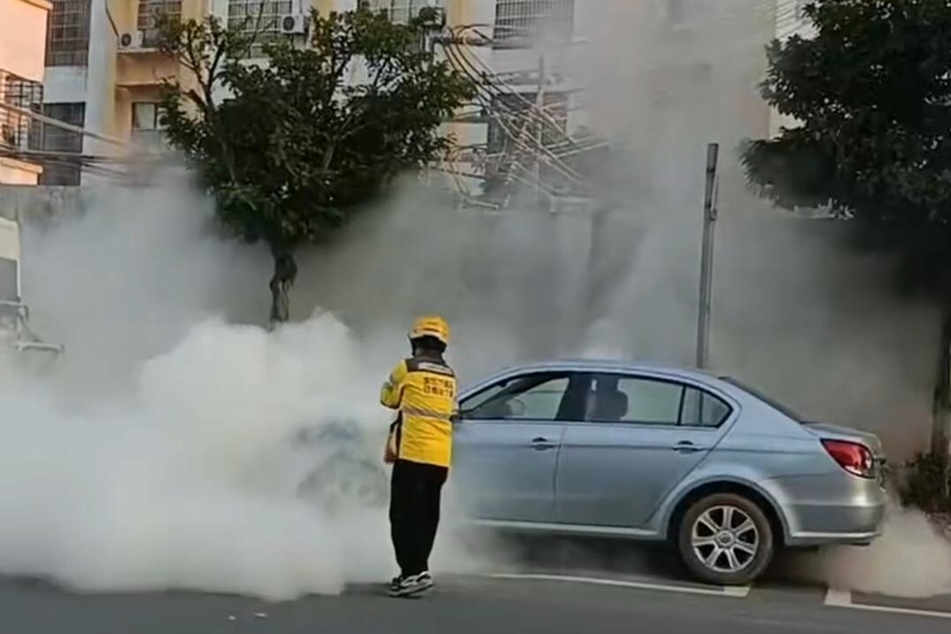 路遇小车突然起火，钦州一外卖小哥挺身扑救！美团外卖授予其“先锋骑手”称号 | 点赞广西