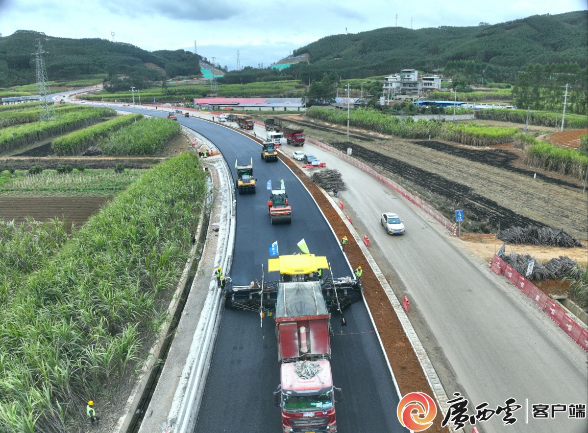 罗鹿高速项目完成钢渣沥青混凝土试验段摊铺