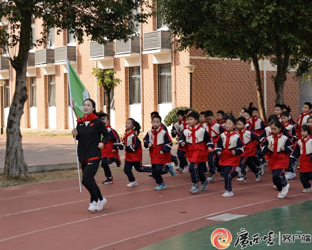 “小孩姐”陈妤颉来了！田径大腕为南宁小学生上“体育课”