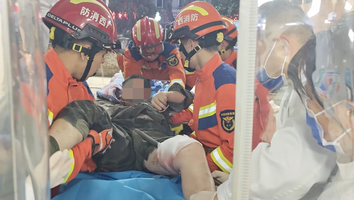 男子大腿被1.5米长钢筋刺穿！消防紧急救援