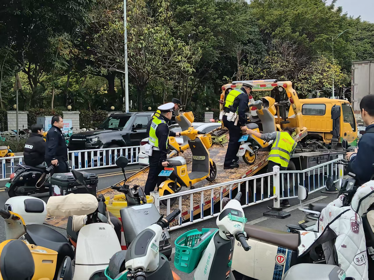 南宁人注意！电动自行车乱停，小心被拖！